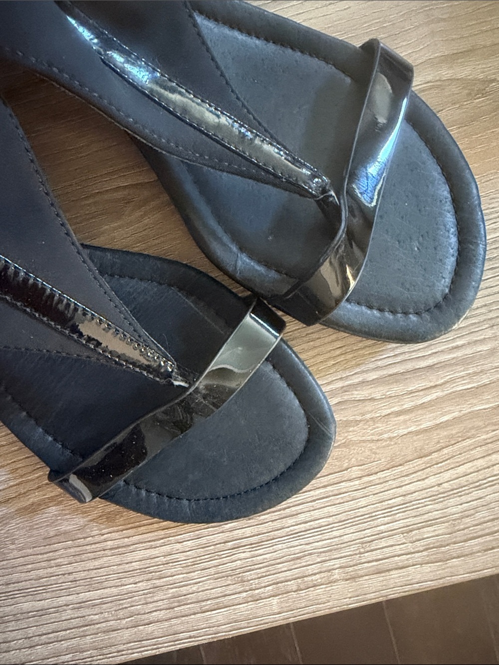 Donald J. Pliner Black Women’s Toe-Post Sandal - Picture 4 of 16